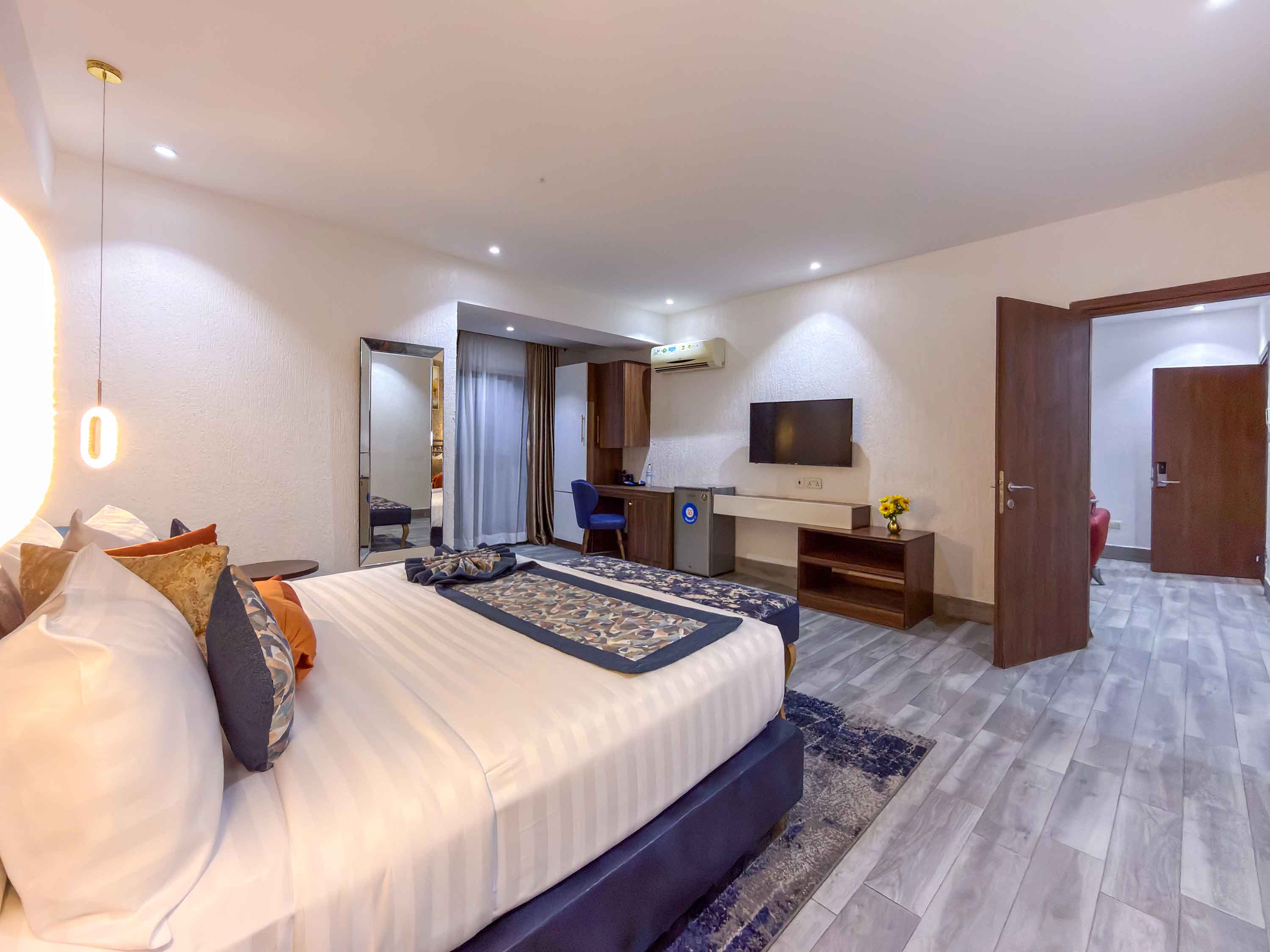 EXECUTIVE SUITE image